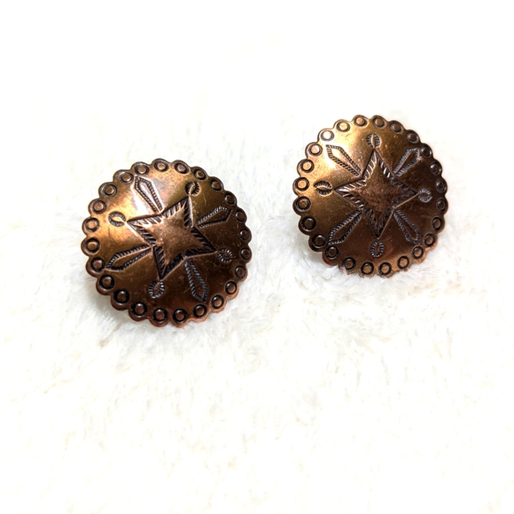 Vintage 60's Copper Concho Stamped Screw Back Southwestern Earrings - Picture 8 of 8